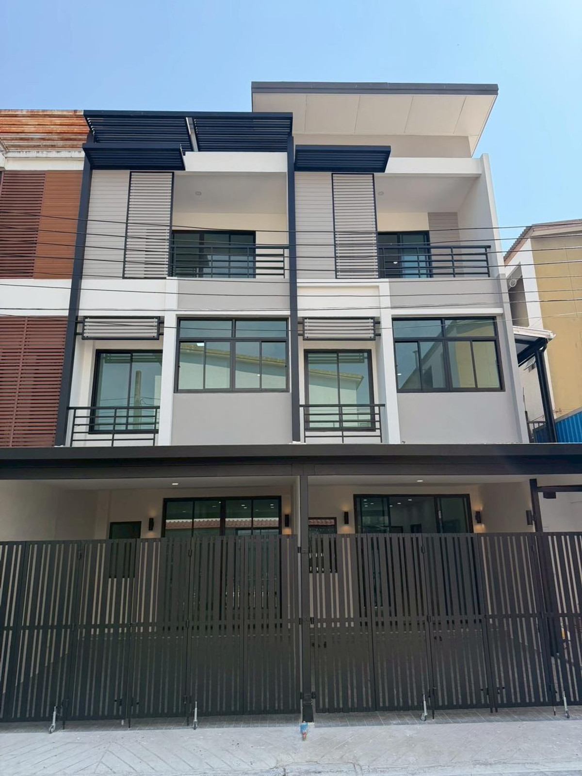 For SaleTownhomeNawamin, Ramindra : 3-story townhome, near Thanommit Market, 50 meters.