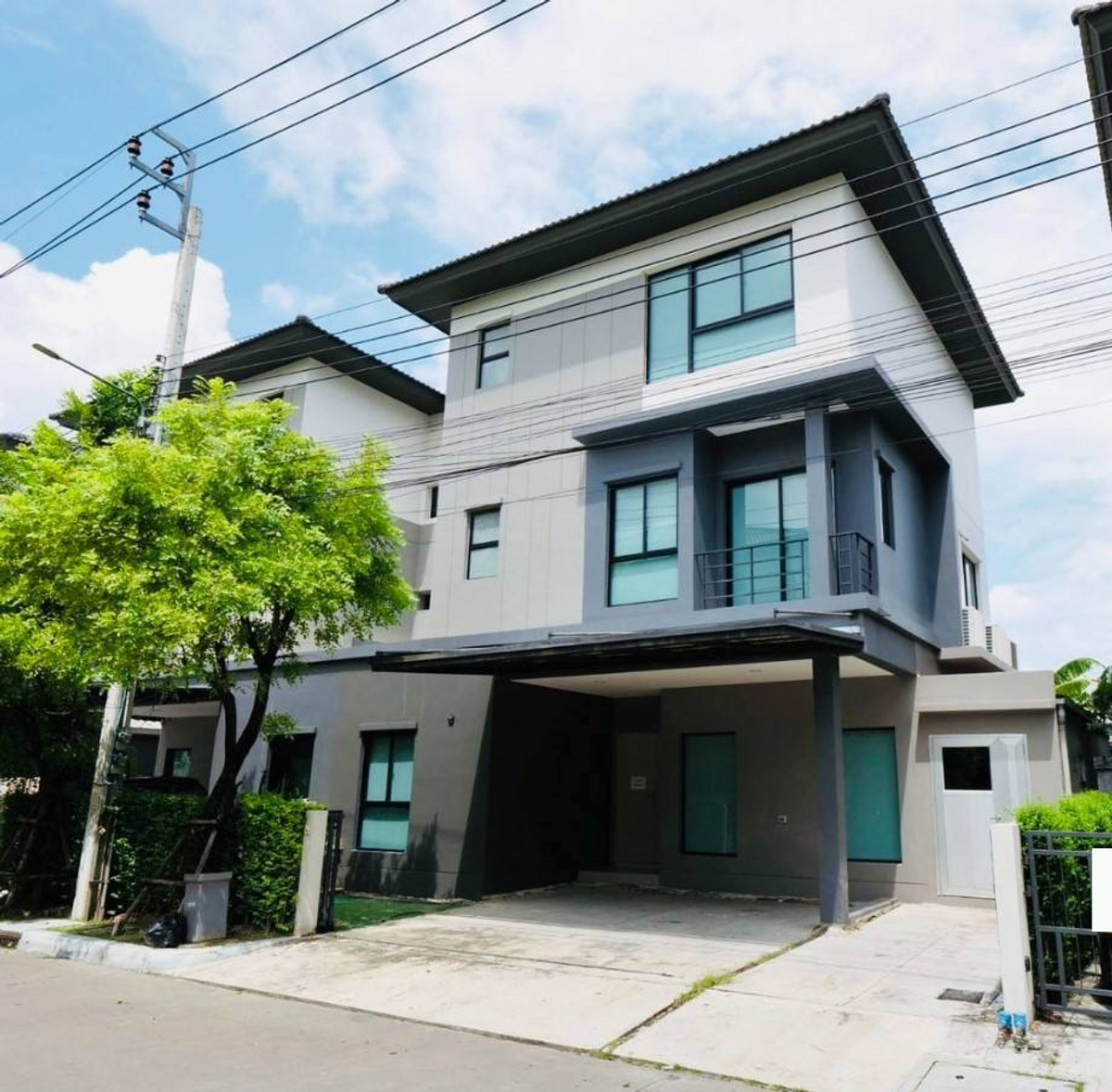 For SaleHouseLadkrabang, Suwannaphum Airport : For sale with tenant, 36.6 sq m, 4 bedrooms, 4 bathrooms, 3 parking spaces, 3-story detached house, Baan Klang Muang The Edition Rama 9 On Nut.