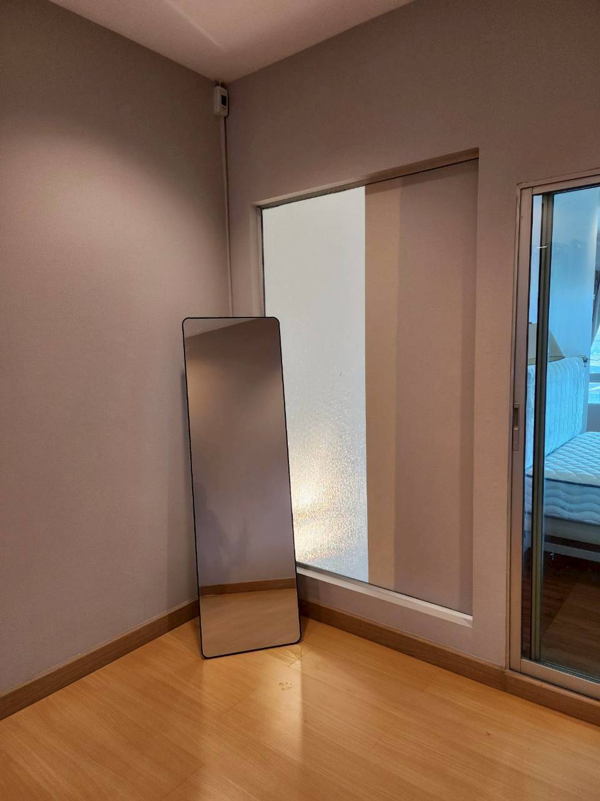 For SaleTownhomeThaphra, Talat Phlu, Wutthakat : 3-story townhome in the heart of Sathorn-Taksin area, near BTS Wutthakat.