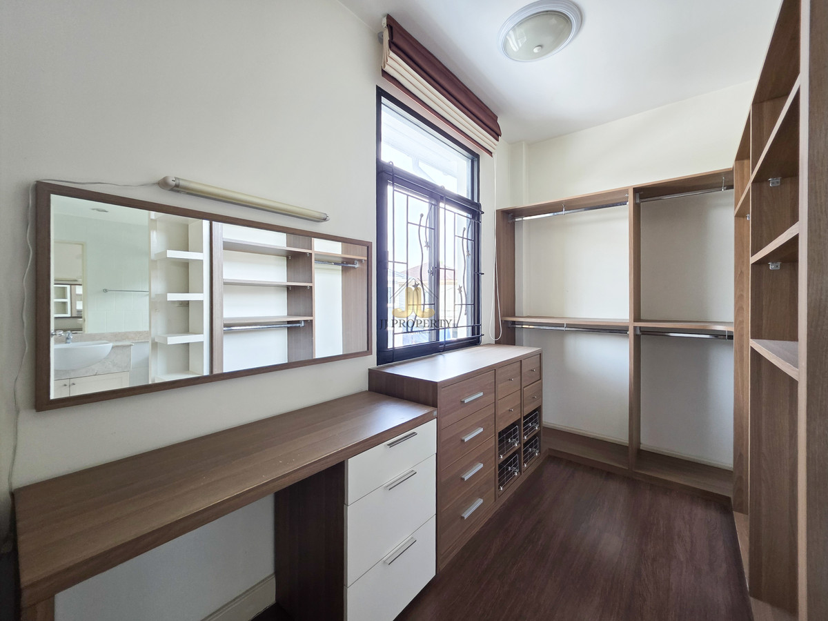 For SaleHouseSeri Thai, Ramkhamhaeng Nida : Single house in the Seri Thai area, near the expressway, Synphaet Hospital. Fashion Island Mall