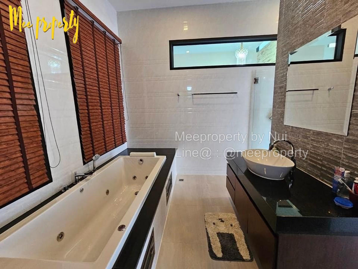 ให้เช่าบ้านพัทยา บางแสน ชลบุรี สัตหีบ : #ให้เช่า  บ้านเดี่ยวสไตล์โมเดิร์นทรอปิคอล 2 ชั้น วิวเขา ขนาดที่ดิน 115 ตร.ว. พื้นที่ใช้สอย 330 ตร.ม.📍 หมู่บ้านนาคราทรัพย์ (ศรีราชา) ใกล้อ่างเก็บน้ำบางพระ  ME-241