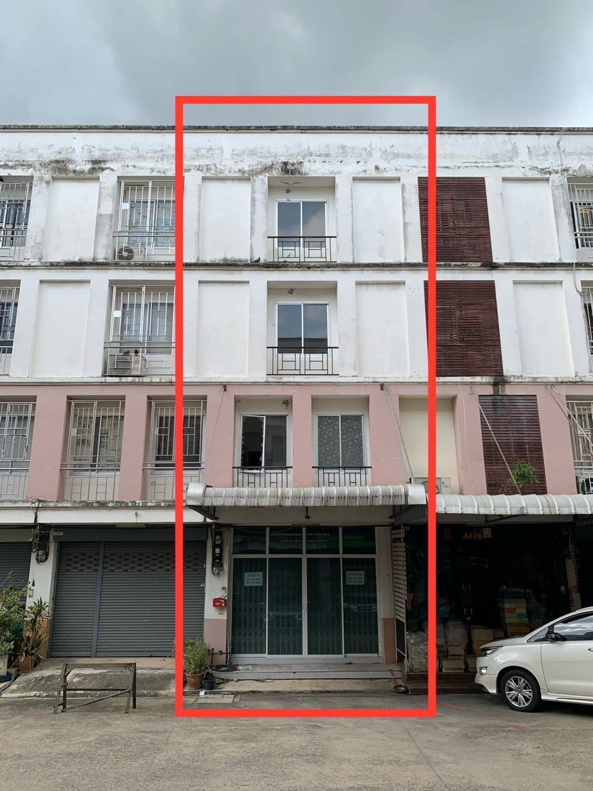 For SaleShop HouseNakhon Pathom : Serious Sale – No Price Games!!! 4-Storey Shophouse for Sale | 1 Unit | 16.6 sq.wah Located opposite Mali Market, Phutthamonthon Sai 4, within Thongkham Plaza Project, Soi 1. Close to major employment areas. Ideal for office use, business premises