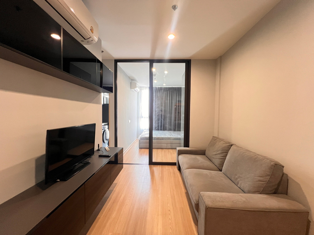 For RentCondoOnnut, Udomsuk : 🔥 Master Your Budget! Luxury 40th-Floor View at a Light Price – Skyrise Avenue SKV64 (Unit 92/407) "Tasteful Design, Fully Functional, Ready for Your Personal Touch – Perfect for Long-Term Living!"