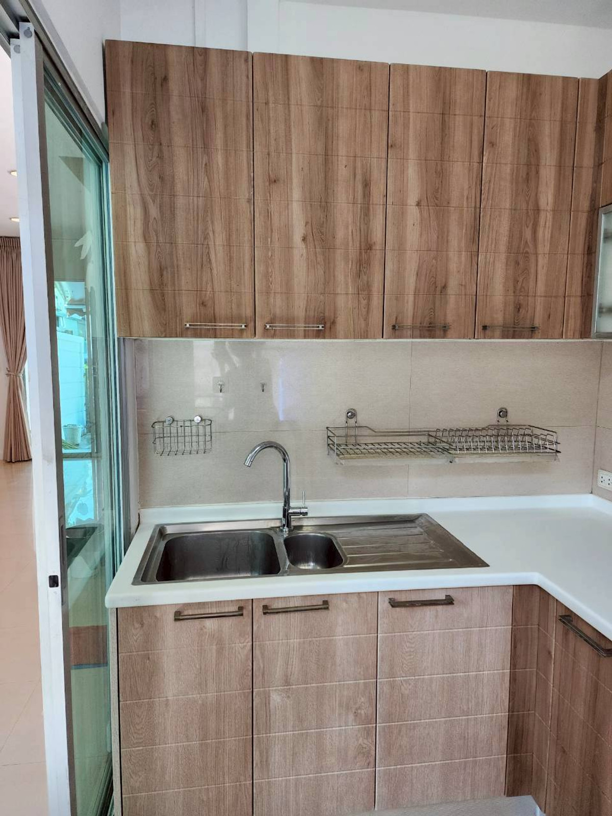 For SaleTownhomeThaphra, Talat Phlu, Wutthakat : 3-story townhome in the heart of Sathorn-Taksin area, near BTS Wutthakat.