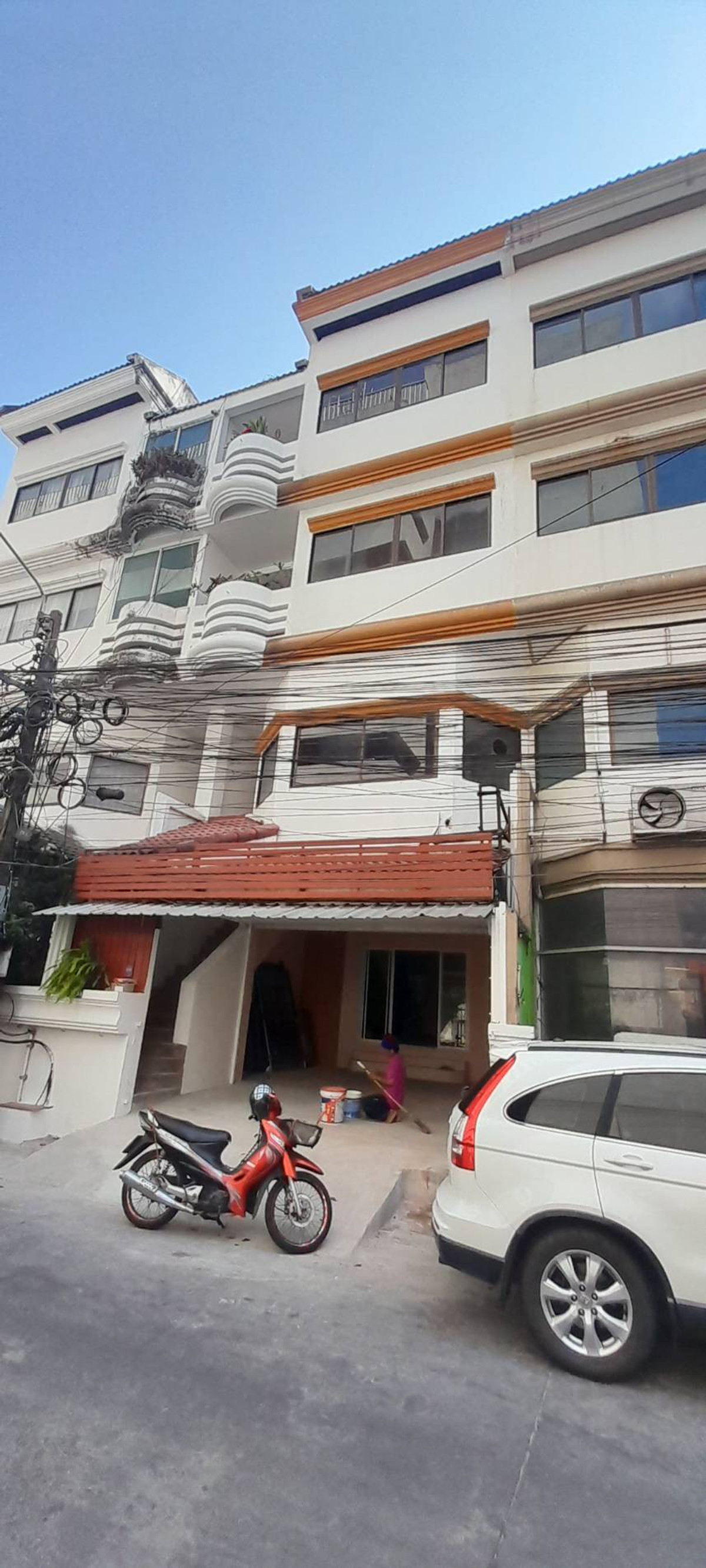 For RentHouseSapankwai,Jatujak : townhome on a 28 sq.wa with 6-bedroom, 7-bathroom,Suitable for a B&B, office, etc. Located near Lung Poom Market/Thai Airways Head Office, Chatuchak.