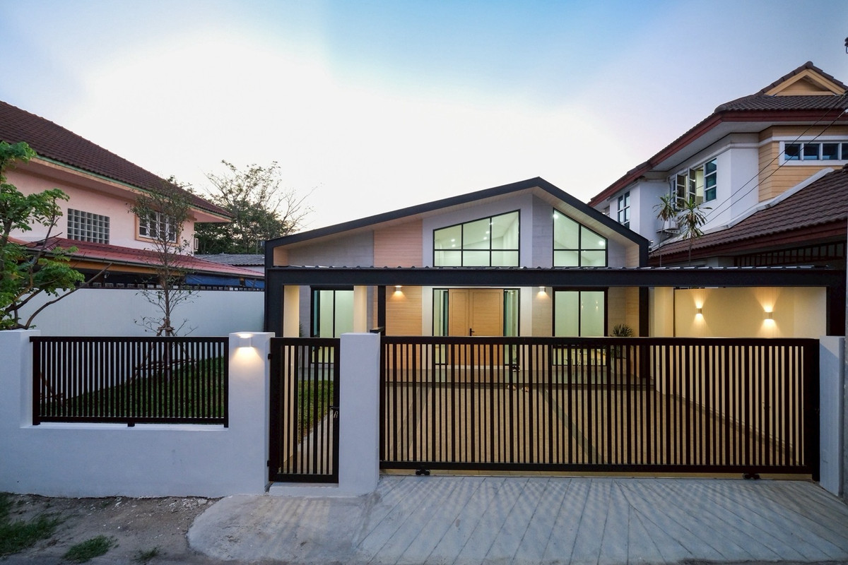 ขายบ้านเกษตร นวมินทร์ ลาดปลาเค้า : ขายบ้านชั้นเดียว รีโนเวทใหม่ทั้งหลัง
หลังมุม สภาพแวดล้อมดี 
นวมินทร์68 แยก6 ขนาด 51.2 ตรว.