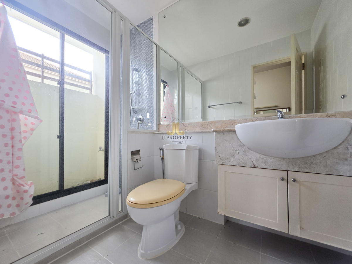 For SaleHouseSeri Thai, Ramkhamhaeng Nida : Single house in the Seri Thai area, near the expressway, Synphaet Hospital. Fashion Island Mall