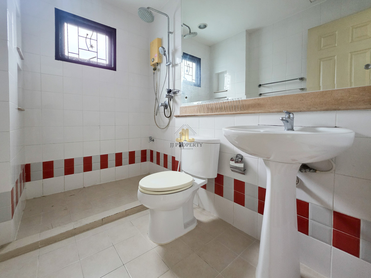 For SaleHouseSeri Thai, Ramkhamhaeng Nida : Single house in the Seri Thai area, near the expressway, Synphaet Hospital. Fashion Island Mall