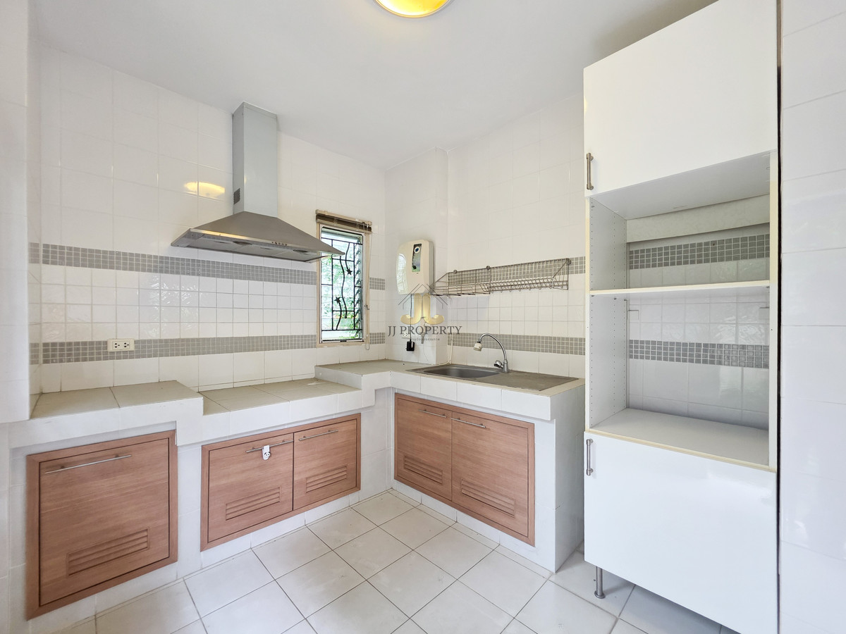 For SaleHouseSeri Thai, Ramkhamhaeng Nida : Single house in the Seri Thai area, near the expressway, Synphaet Hospital. Fashion Island Mall