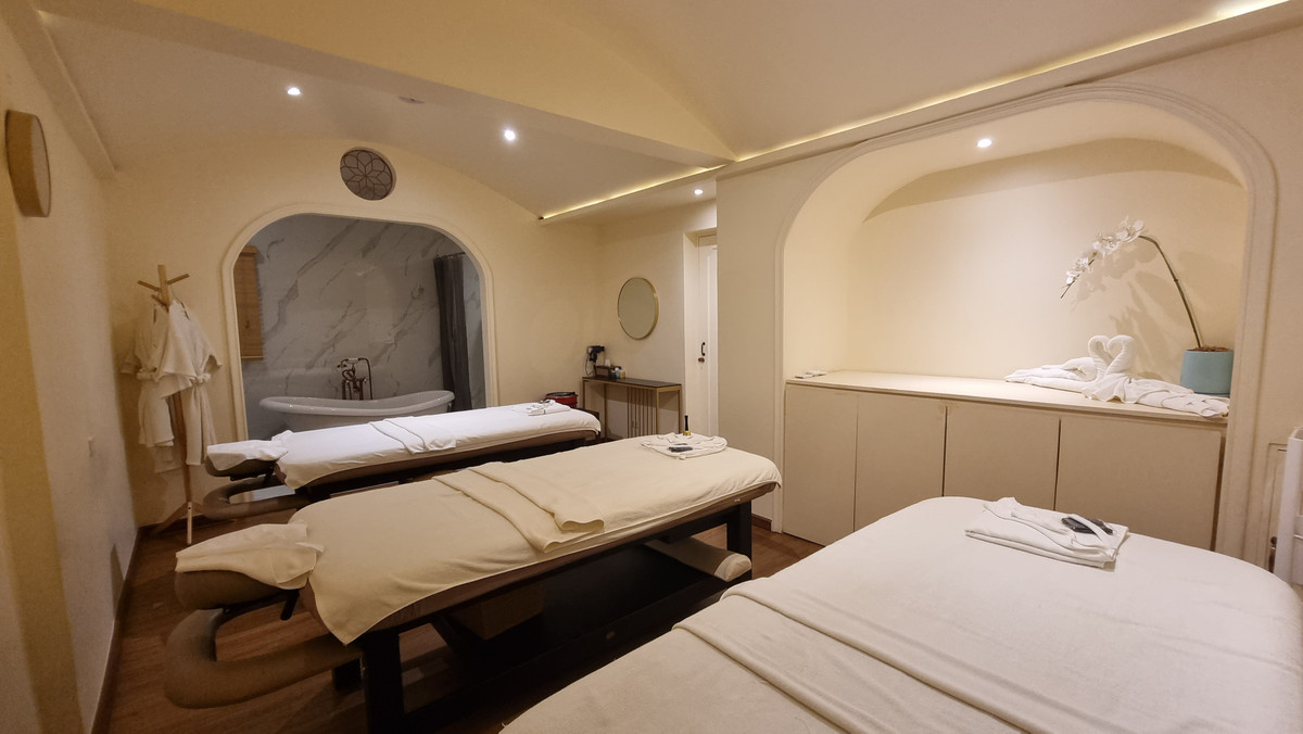 For RentRetail SpaceSukhumvit, Asoke, Thonglor : For rent, Spa Thonglor, a 3-story townhouse, size 400 sq m.