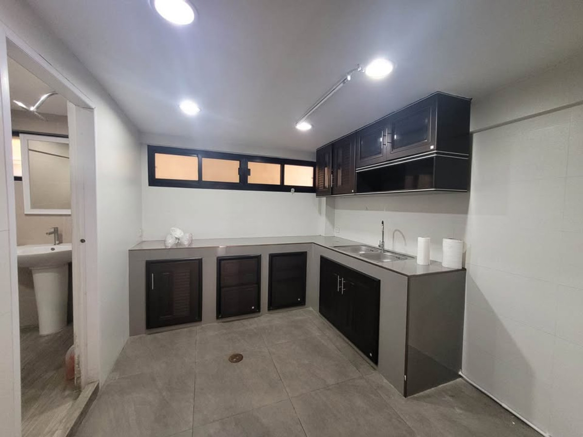 ให้เช่าบ้านสะพานควาย จตุจักร : Home Office + Warehouse ใกล้สวนจตุจักร รถไฟฟ้าใต้ดิน เข้าออกถนนได้ 3 เส้น 