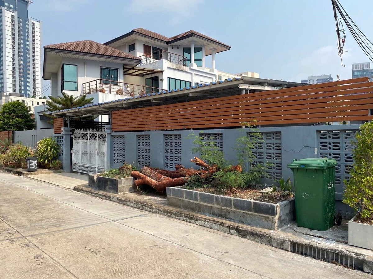 For RentHouseRatchadapisek, Huaikwang, Suttisan : Single-storey detached house for rent, Pracharat Bamphen Road, Soi 10, 3 air conditioners, no furniture. There are 2 bedrooms, 2 bathrooms. Monthly rental price 38,000 baht