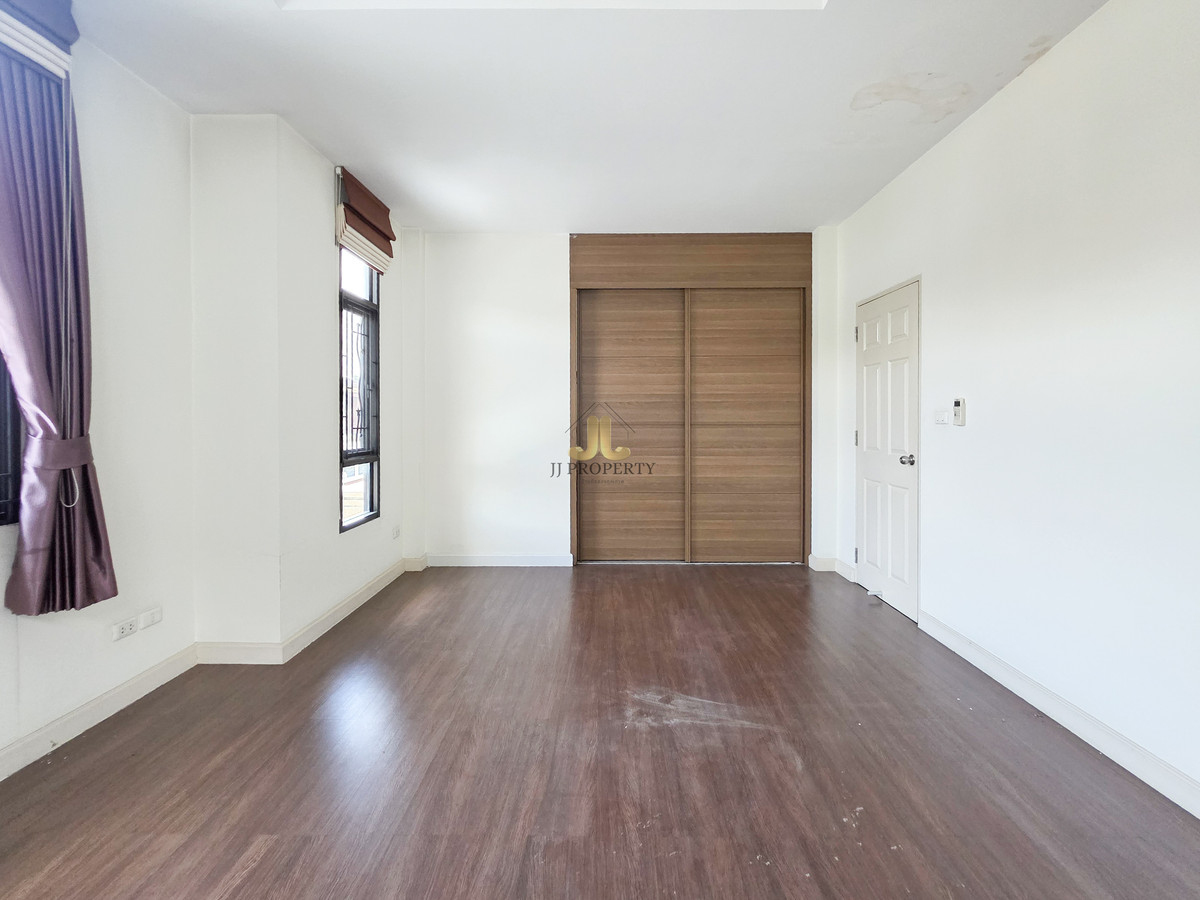 For SaleHouseSeri Thai, Ramkhamhaeng Nida : Single house in the Seri Thai area, near the expressway, Synphaet Hospital. Fashion Island Mall