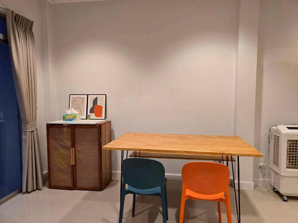 For SaleTownhomeThaphra, Talat Phlu, Wutthakat : 3-story townhome in the heart of Sathorn-Taksin area, near BTS Wutthakat.