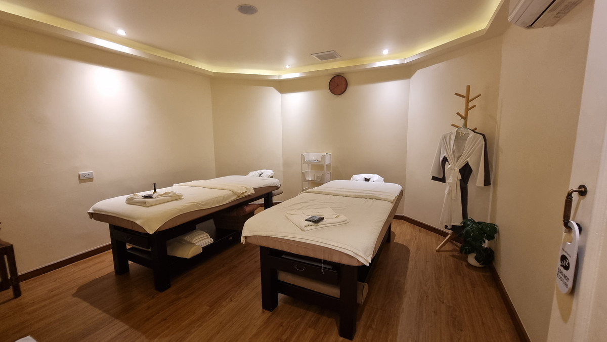 For RentRetail SpaceSukhumvit, Asoke, Thonglor : For rent, Spa Thonglor, a 3-story townhouse, size 400 sq m.