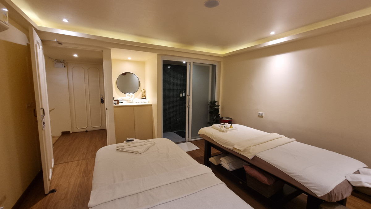 For RentRetail SpaceSukhumvit, Asoke, Thonglor : For rent, Spa Thonglor, a 3-story townhouse, size 400 sq m.