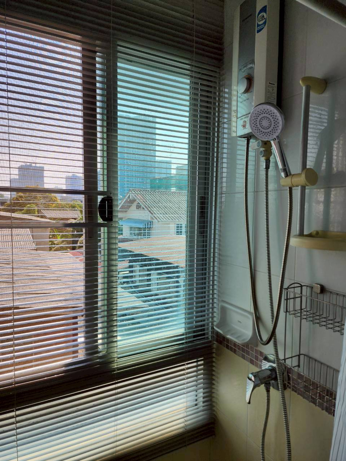 For SaleTownhomeThaphra, Talat Phlu, Wutthakat : 3-story townhome in the heart of Sathorn-Taksin area, near BTS Wutthakat.