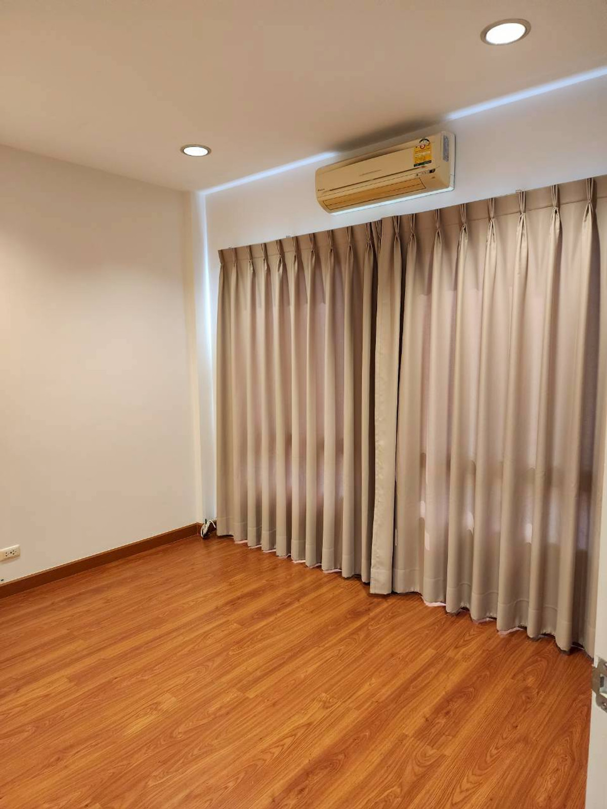 For SaleTownhomeThaphra, Talat Phlu, Wutthakat : 3-story townhome in the heart of Sathorn-Taksin area, near BTS Wutthakat.