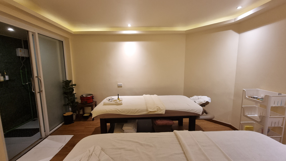 For RentRetail SpaceSukhumvit, Asoke, Thonglor : For rent, Spa Thonglor, a 3-story townhouse, size 400 sq m.