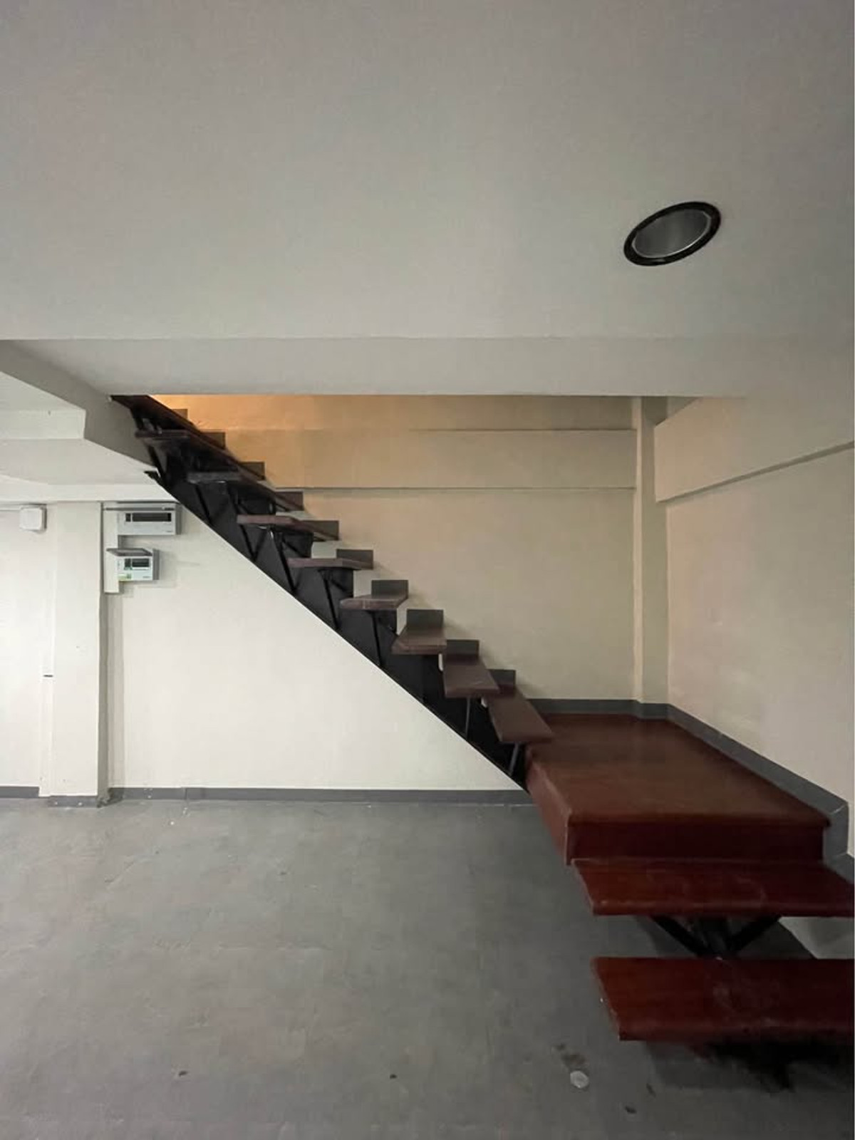 ให้เช่าบ้านสะพานควาย จตุจักร : Home Office + Warehouse ใกล้สวนจตุจักร รถไฟฟ้าใต้ดิน เข้าออกถนนได้ 3 เส้น 