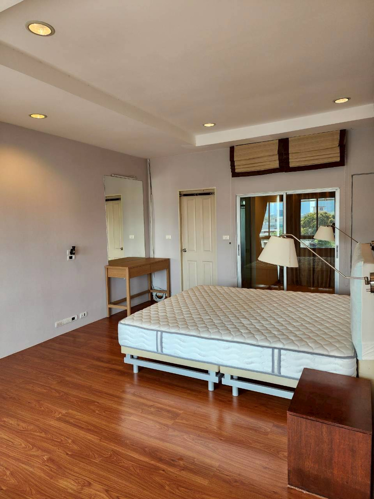 For SaleTownhomeThaphra, Talat Phlu, Wutthakat : 3-story townhome in the heart of Sathorn-Taksin area, near BTS Wutthakat.