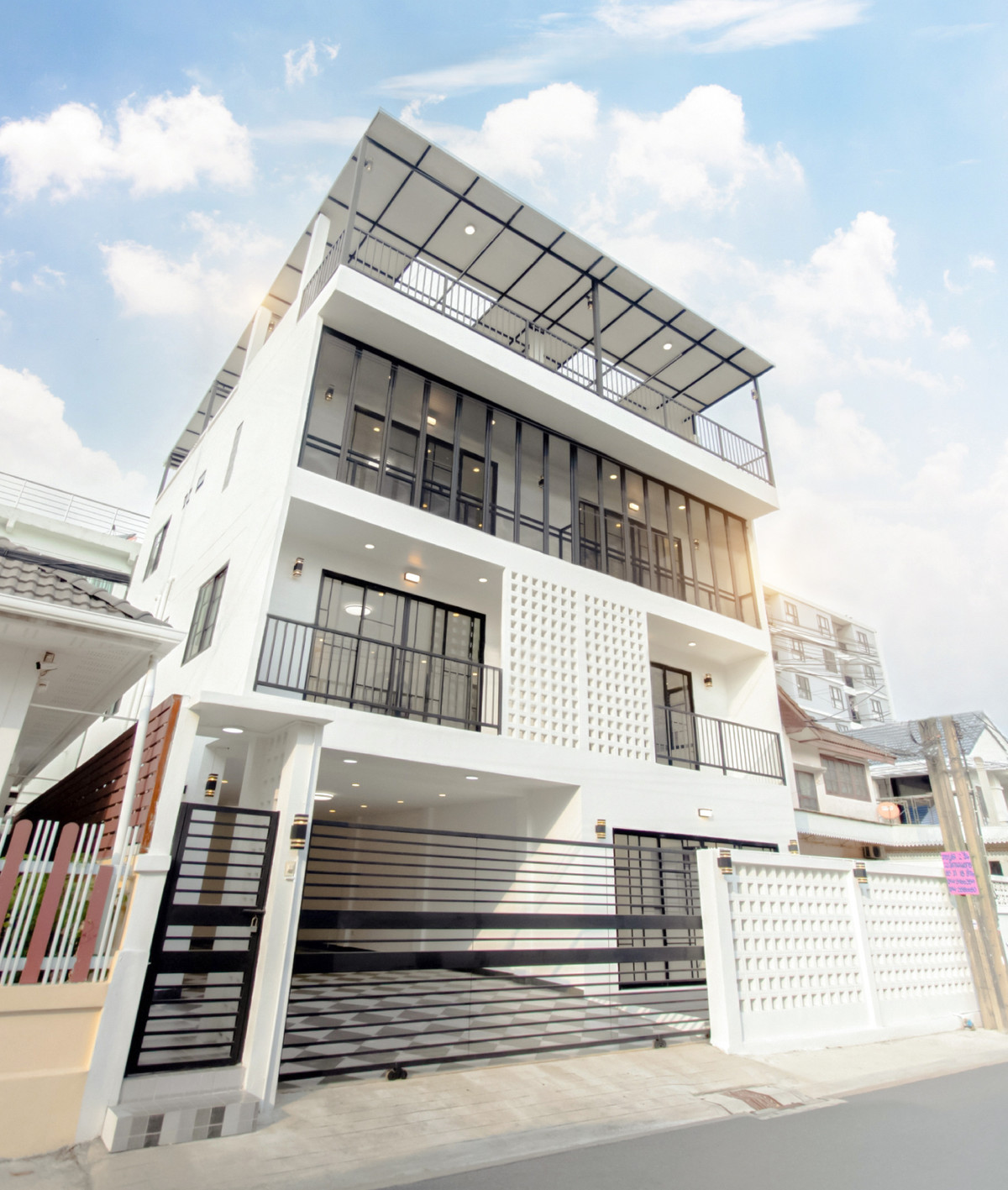 ขายทาวน์โฮมรัชดา ห้วยขวาง : CS009 ประกาศขาย 🍙 น้ อ ง ข้ า ว ปั้ น 🍙 HOME OFFICE 4 ชั้น BIGSIZE ซอย 20 มิถุนา แยก 5  รีโนเวทสวยใหม่ ใหญ่ ไม่เกรงใจใคร สีขาวตัดดำเก๋ๆ มีดาดฟ้าให้ชิวด้วย