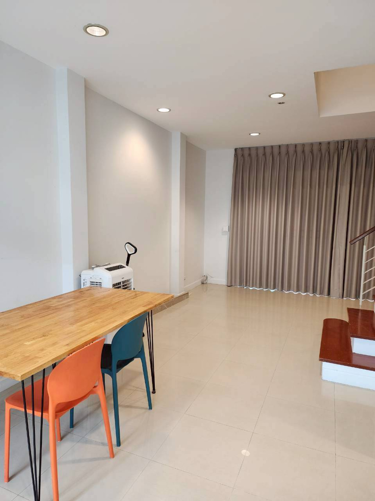 For SaleTownhomeThaphra, Talat Phlu, Wutthakat : 3-story townhome in the heart of Sathorn-Taksin area, near BTS Wutthakat.