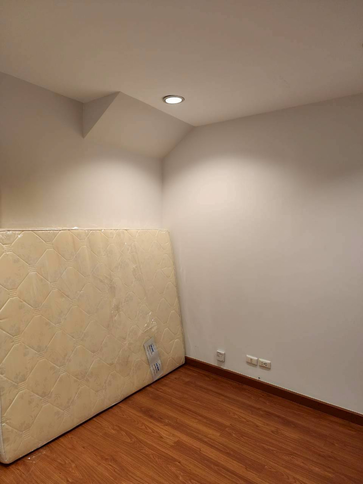 For SaleTownhomeThaphra, Talat Phlu, Wutthakat : 3-story townhome in the heart of Sathorn-Taksin area, near BTS Wutthakat.