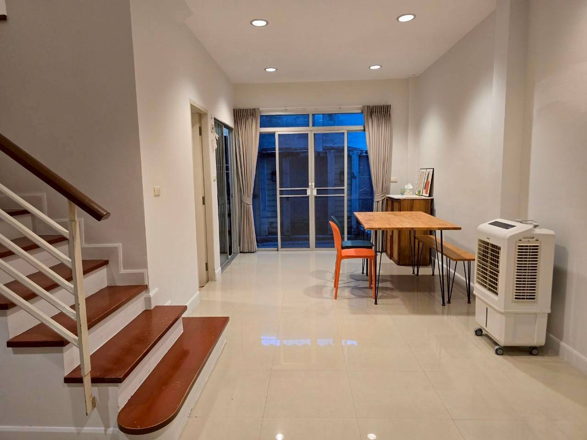 For SaleTownhomeThaphra, Talat Phlu, Wutthakat : 3-story townhome in the heart of Sathorn-Taksin area, near BTS Wutthakat.