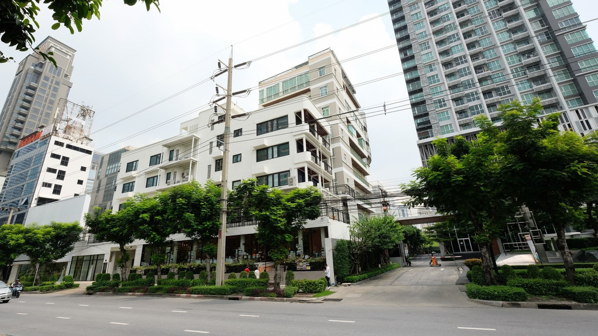 For RentOfficeSathorn, Narathiwat : Office for rent, Sathorn-Narathiwat Road, beautiful, good location, near BTS Chong Nonsi. If interested, contact Line @841qqlnr