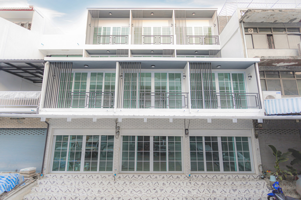 ขายทาวน์โฮมรัชดา ห้วยขวาง : 🥥 ขายด่วน พี่ วุ้ น ก ะ ทิ 🥥 ~ อาคารพาณิชย์ 4 ชั้น ลาดพร้าว 45 ~ รีโนเวทใหม่หมดจด ทั้งขาว!! ทั้งใหญ่!!