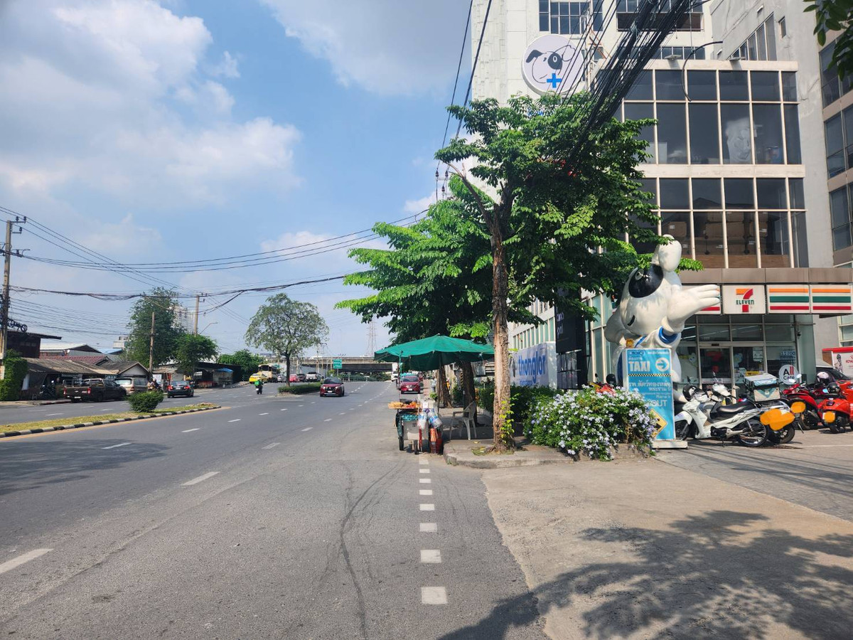 For SaleLandRama9, Petchburi, RCA : Land for sale on Phet Phra Ram Road, near Khlong Tan intersection.