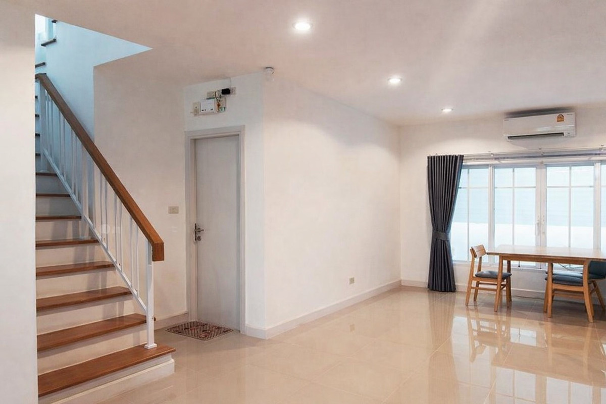 ขายบ้านนวมินทร์ รามอินทรา : 🔥 บ้านหลังมุมหายาก! พื้นที่เยอะ เป็นส่วนตัว ขายด่วน🏡 ชวนชื่น ซิตี้ วัชรพล–รามอินทรา (เฟสใหม่)
📍 ขนาด 51.8 ตร.ว. | หลังมุม
💰 เพียง 6.99 ล้านบาท (ต่อรองได้)