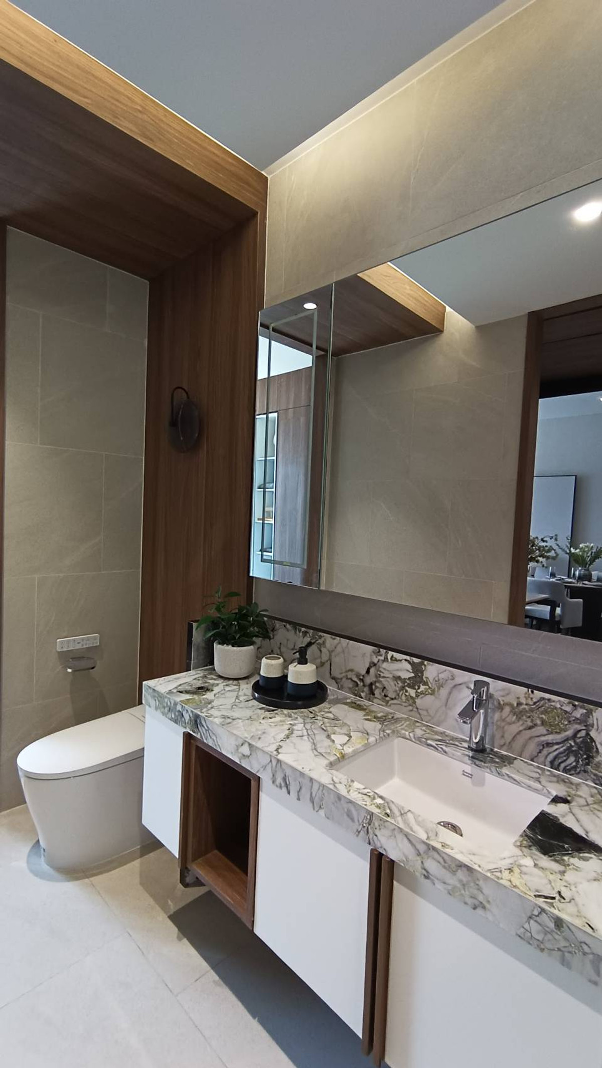 Sale DownCondoSilom, Saladaeng, Bangrak : Urgent down payment sale!! Condo Romm Convent Condominium (60.21 sq m.) 1 Bed plus in the heart of Silom.