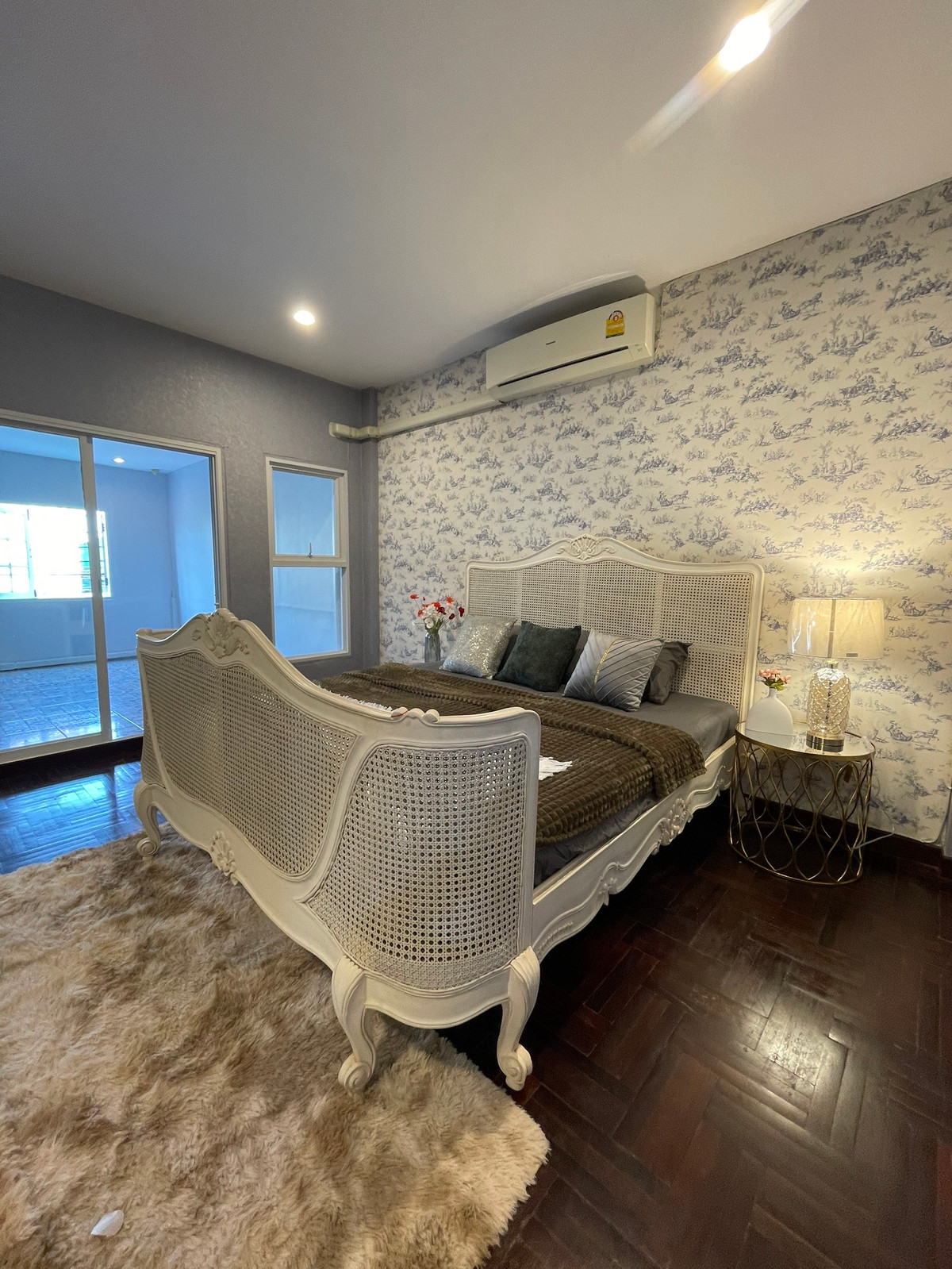 For RentShop HousePattanakan, Srinakarin : 3-story commercial building, potential location next to the main road, size 26 square meters, beautifully decorated, ready for use, suitable for entrepreneurs who want to open a business or use it as a home office. Can register a company.