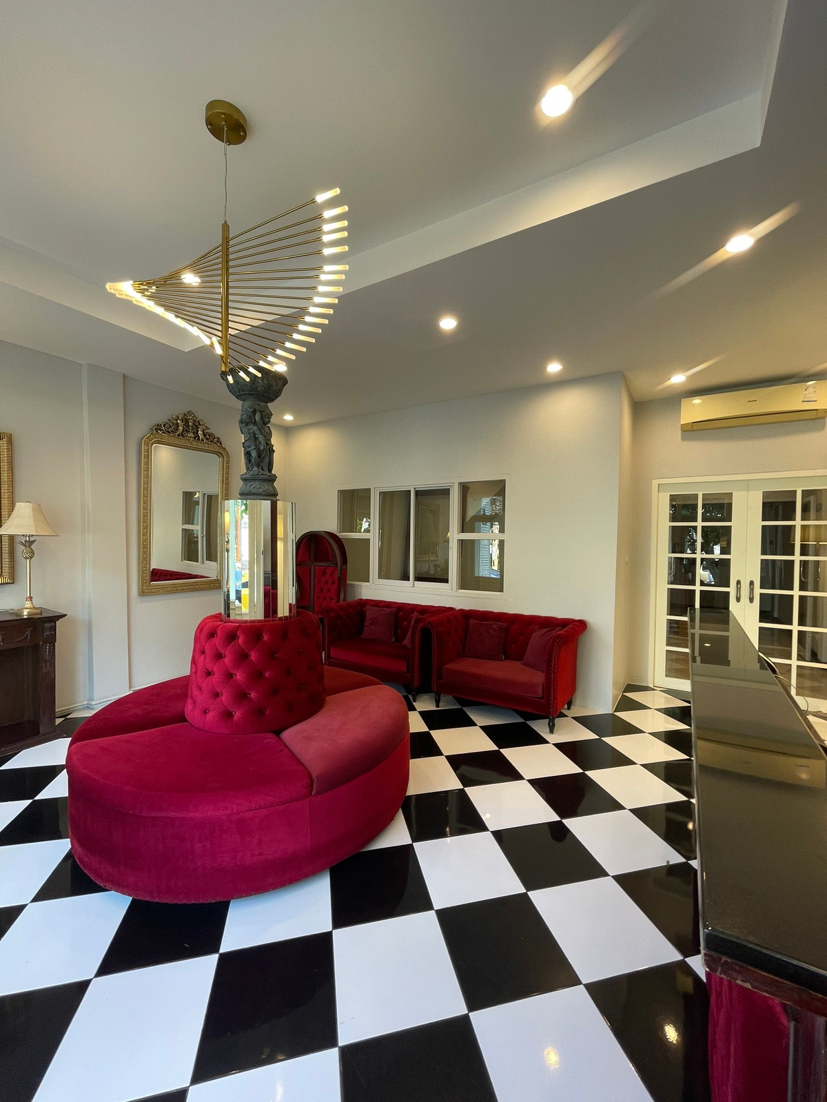 For RentShop HousePattanakan, Srinakarin : 3-story commercial building, potential location next to the main road, size 26 square meters, beautifully decorated, ready for use, suitable for entrepreneurs who want to open a business or use it as a home office. Can register a company.