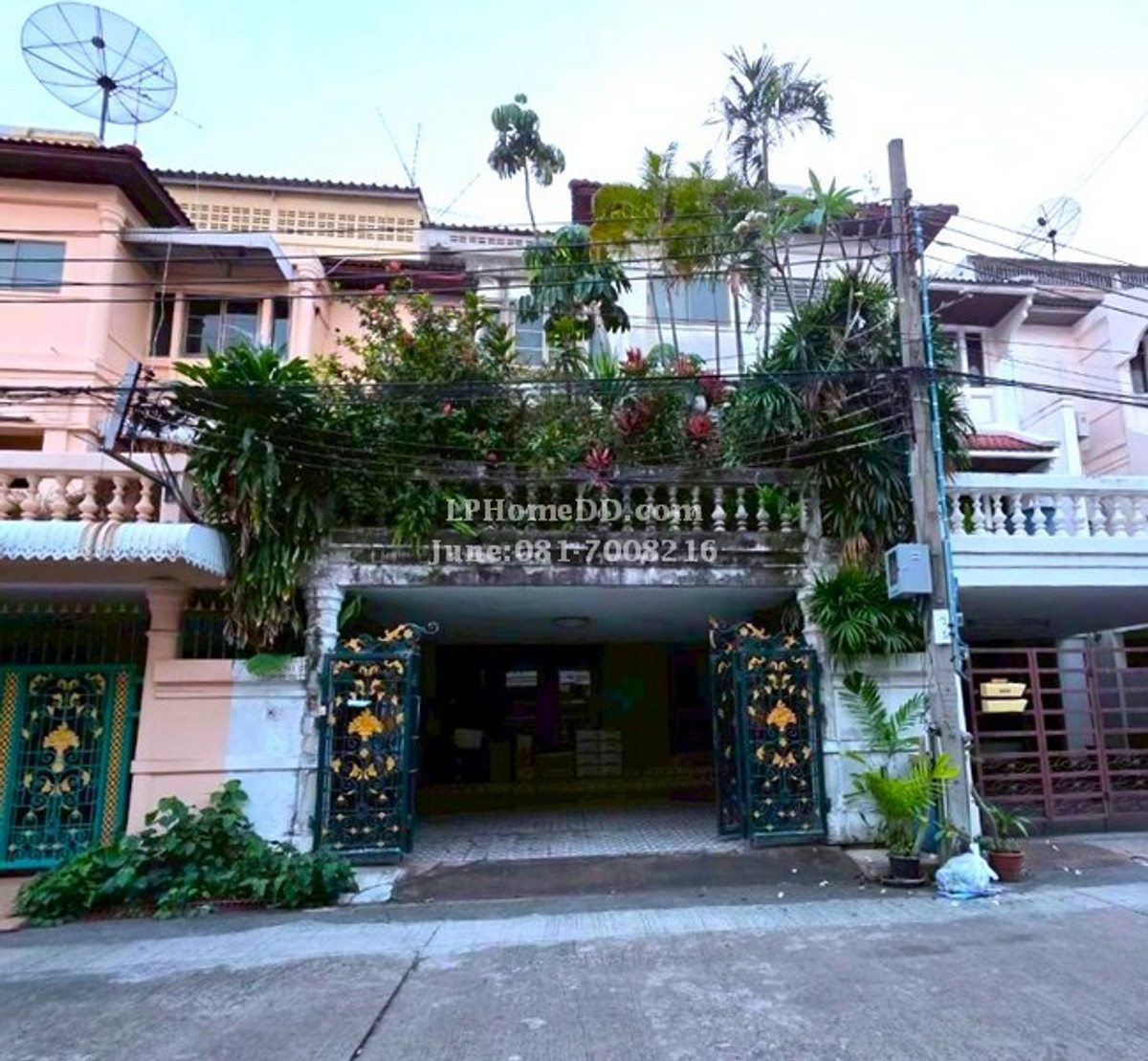 For SaleTownhomeRama3 (Riverside),Satupadit : Townhome for Sale: Baan Srikrung Rama 3, 3-story townhome with rooftop mezzanine, 38.8 sq m. House ready to move in. Lots of usable space Built-in throughout, good location, Prime location, project next to Rama 3 Road, Soi 71, near Central Rama 3