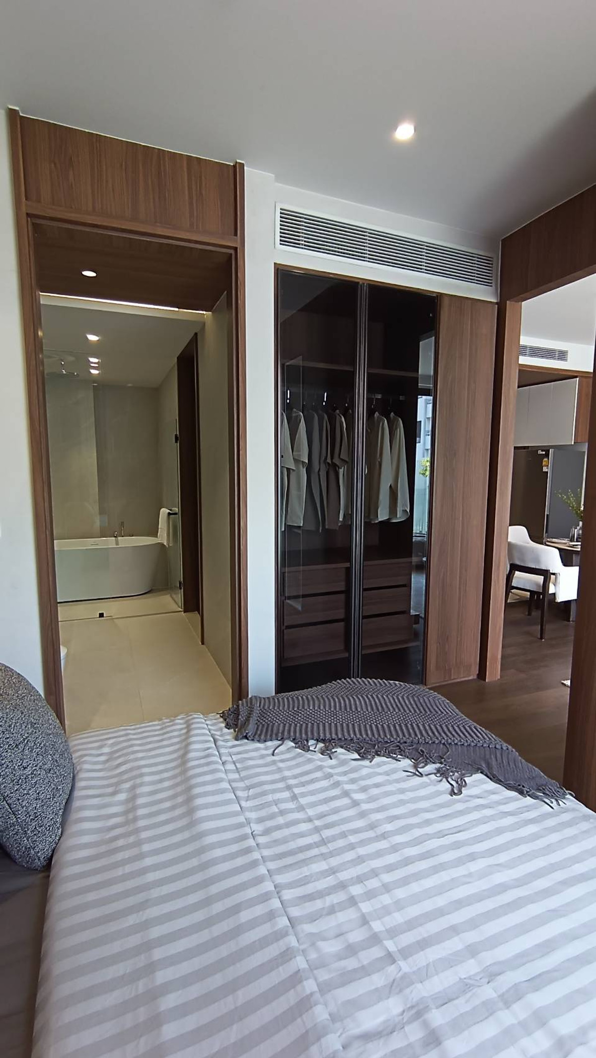 Sale DownCondoSilom, Saladaeng, Bangrak : Urgent down payment sale!! Condo Romm Convent Condominium (60.21 sq m.) 1 Bed plus in the heart of Silom.