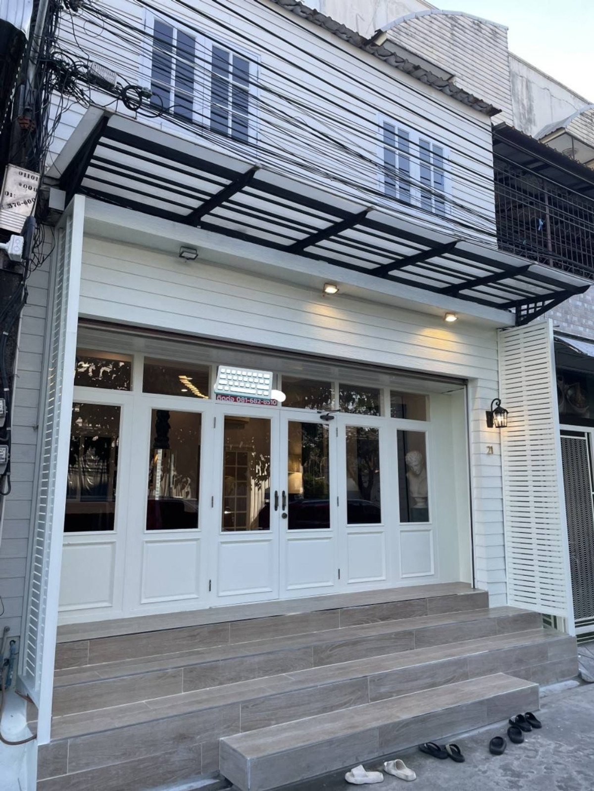 For RentShop HousePattanakan, Srinakarin : 3-story commercial building, potential location next to the main road, size 26 square meters, beautifully decorated, ready for use, suitable for entrepreneurs who want to open a business or use it as a home office. Can register a company.