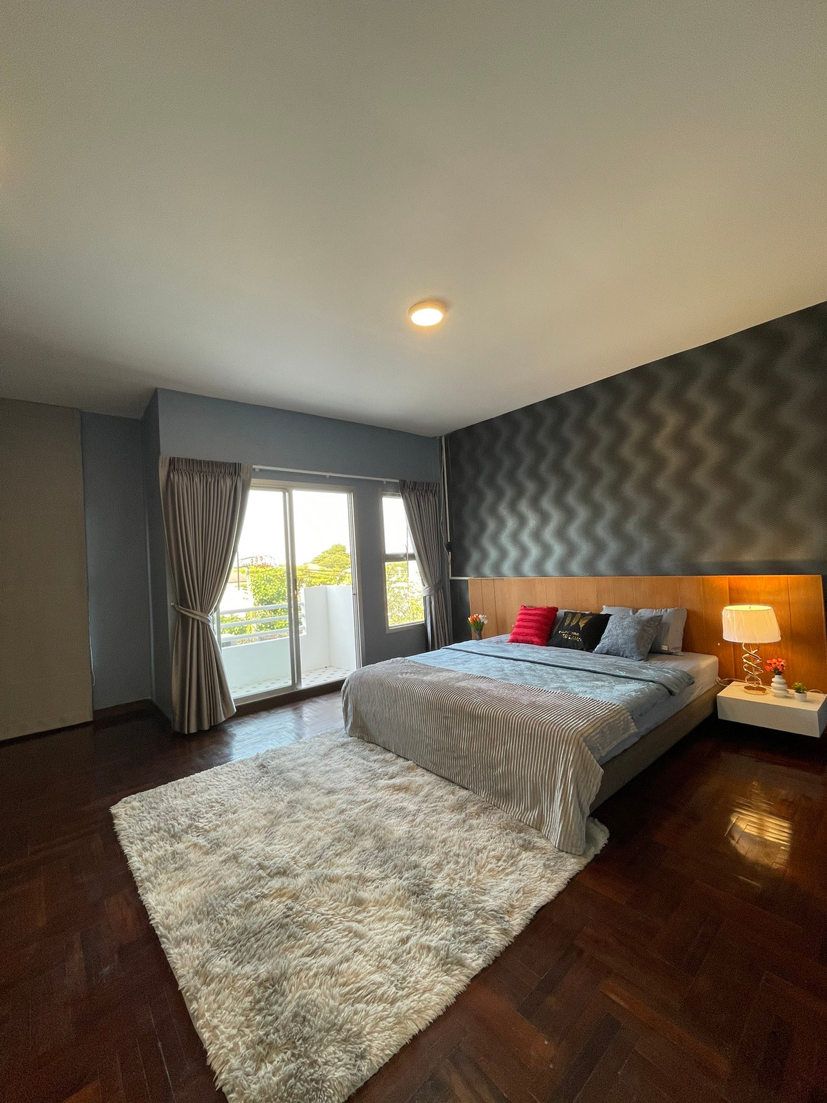 For RentShop HousePattanakan, Srinakarin : 3-story commercial building, potential location next to the main road, size 26 square meters, beautifully decorated, ready for use, suitable for entrepreneurs who want to open a business or use it as a home office. Can register a company.