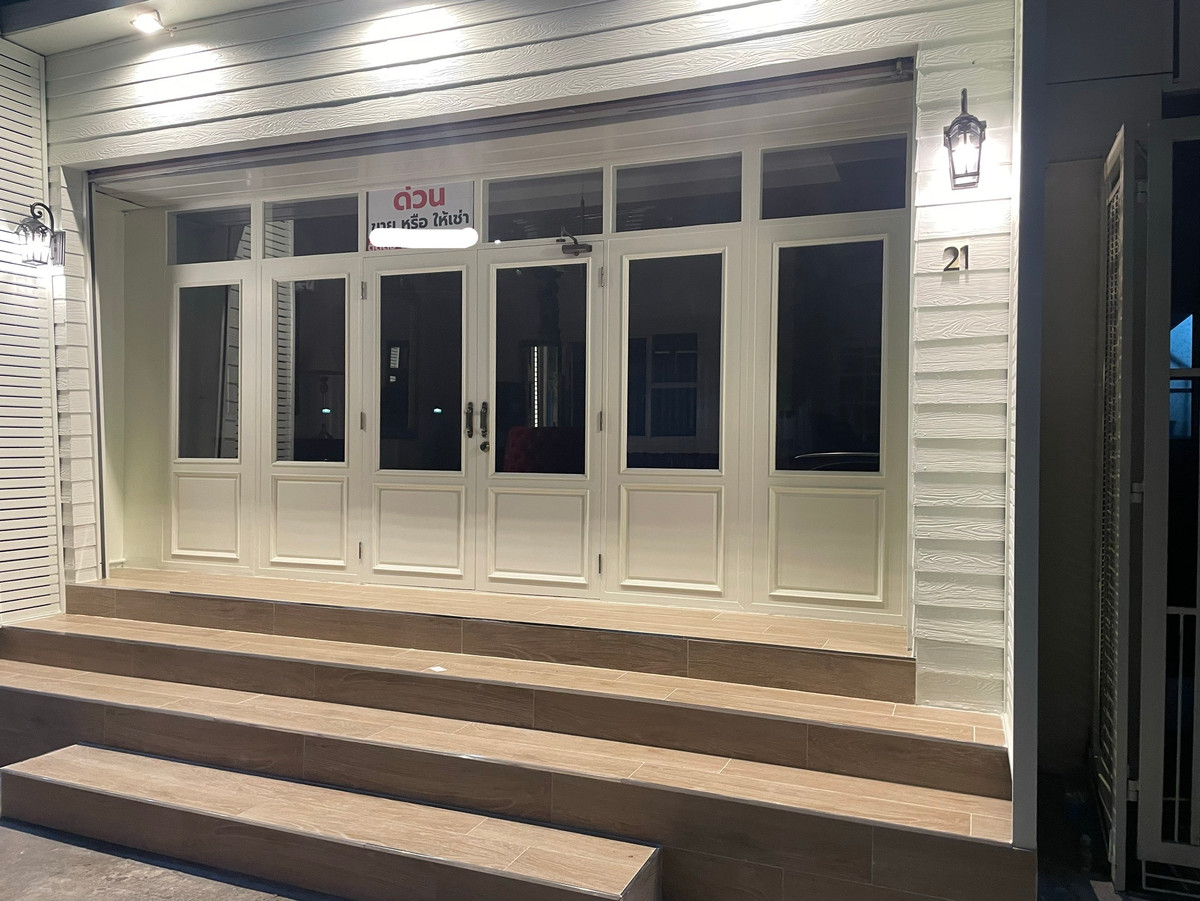 For RentShop HousePattanakan, Srinakarin : 3-story commercial building, potential location next to the main road, size 26 square meters, beautifully decorated, ready for use, suitable for entrepreneurs who want to open a business or use it as a home office. Can register a company.