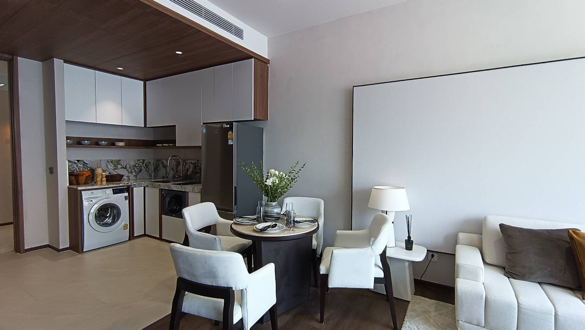 Sale DownCondoSilom, Saladaeng, Bangrak : Urgent down payment sale!! Condo Romm Convent Condominium (60.21 sq m.) 1 Bed plus in the heart of Silom.