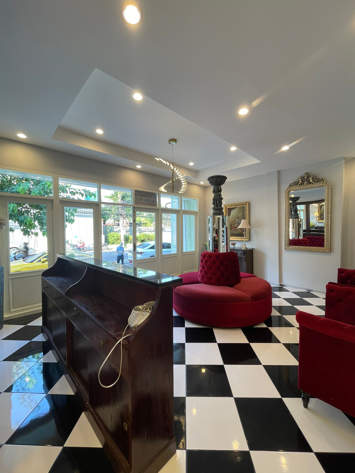 For RentShop HousePattanakan, Srinakarin : 3-story commercial building, potential location next to the main road, size 26 square meters, beautifully decorated, ready for use, suitable for entrepreneurs who want to open a business or use it as a home office. Can register a company.