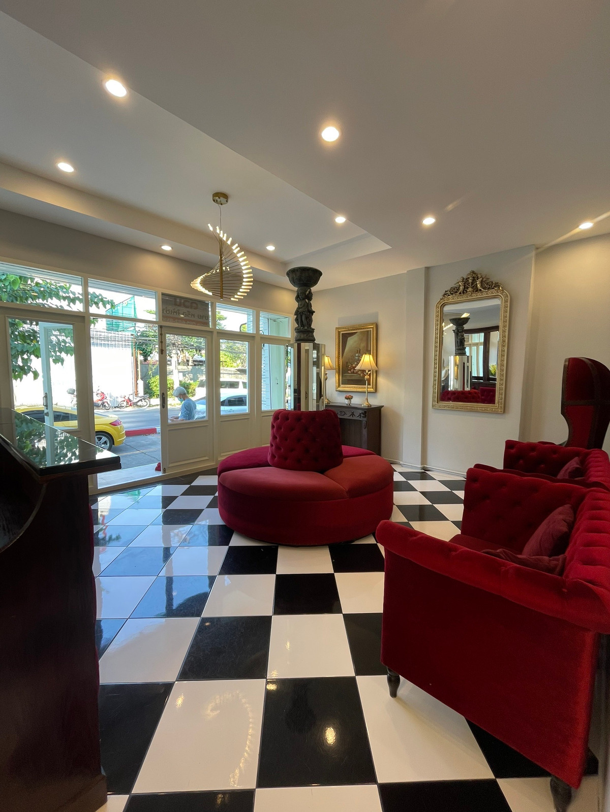 For RentShop HousePattanakan, Srinakarin : 3-story commercial building, potential location next to the main road, size 26 square meters, beautifully decorated, ready for use, suitable for entrepreneurs who want to open a business or use it as a home office. Can register a company.