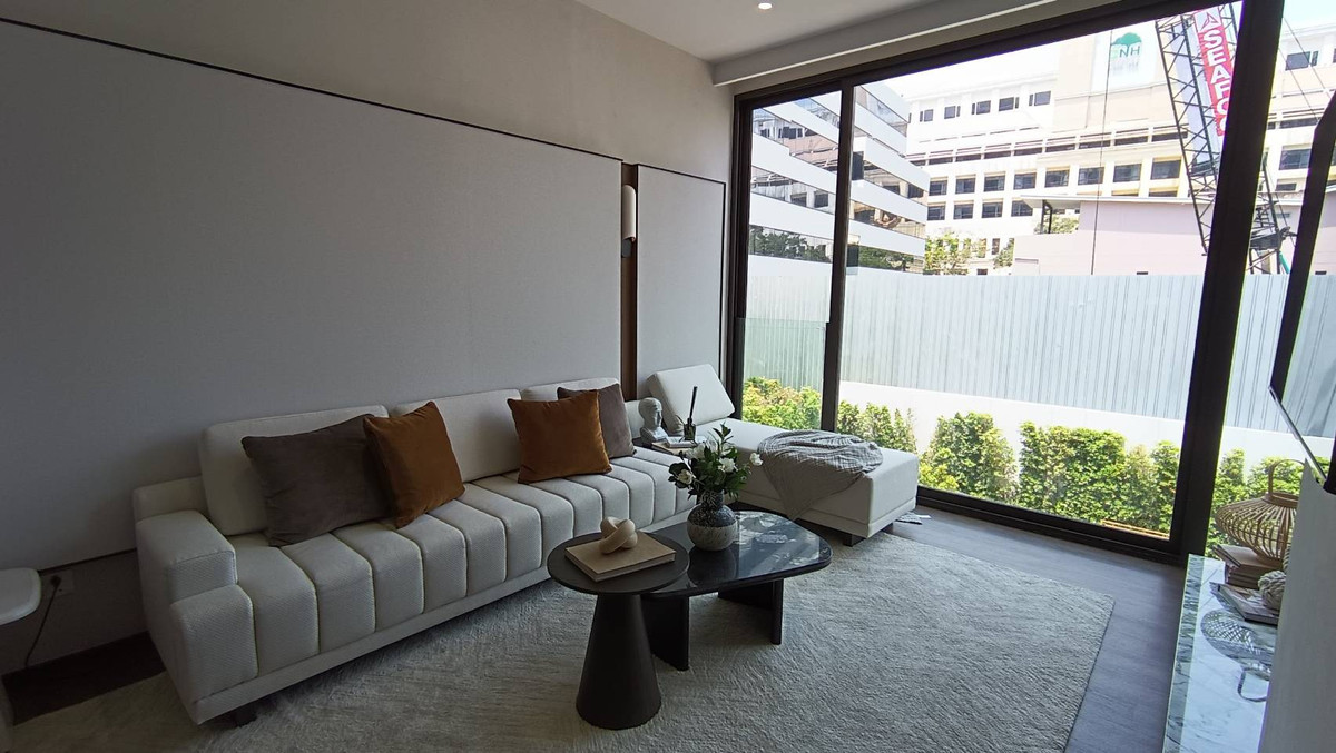 Sale DownCondoSilom, Saladaeng, Bangrak : Urgent down payment sale!! Condo Romm Convent Condominium (60.21 sq m.) 1 Bed plus in the heart of Silom.