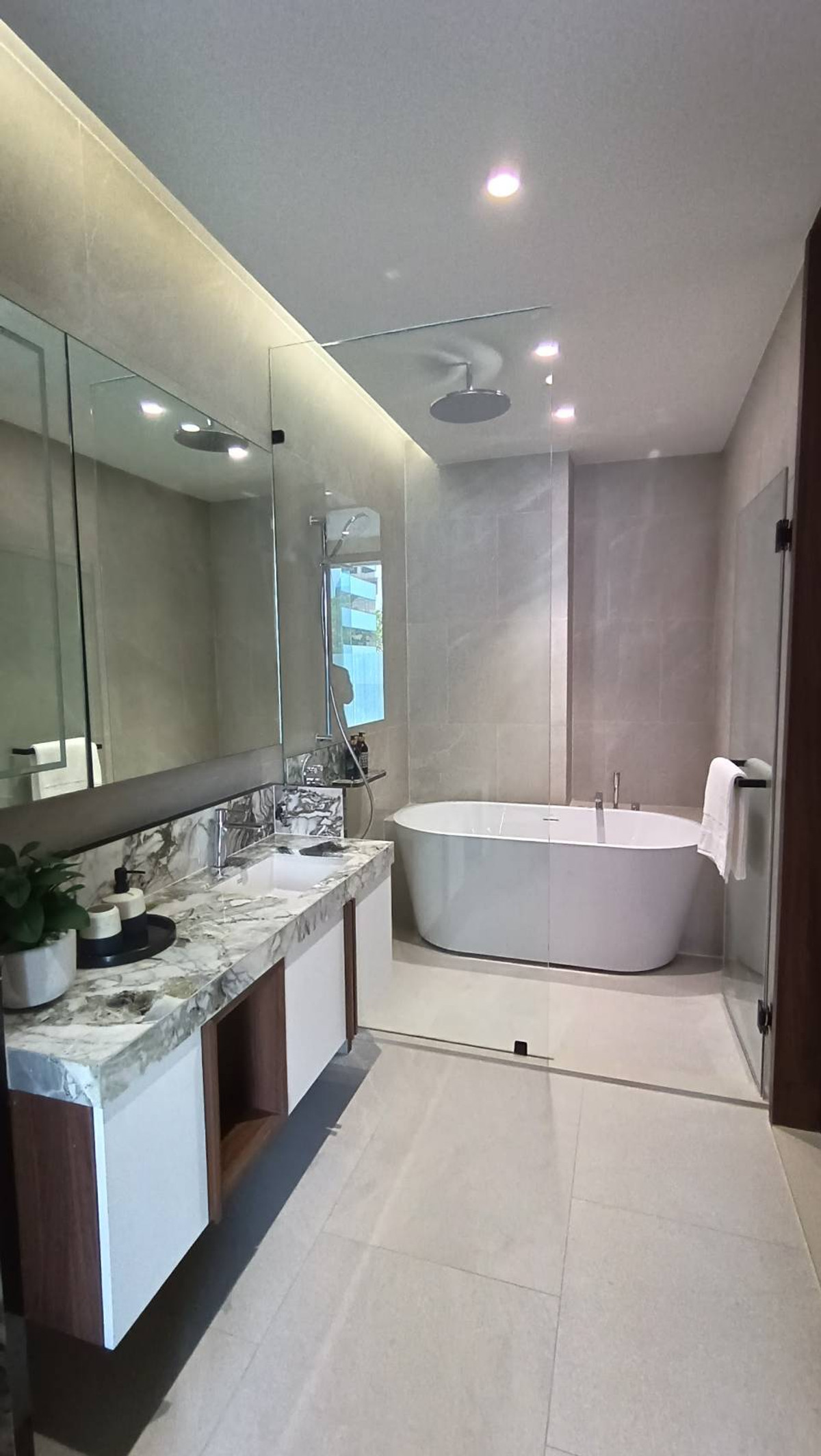 Sale DownCondoSilom, Saladaeng, Bangrak : Urgent down payment sale!! Condo Romm Convent Condominium (60.21 sq m.) 1 Bed plus in the heart of Silom.