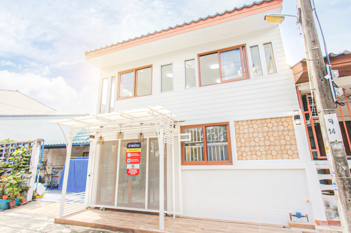 ขายทาวน์โฮมเกษตร นวมินทร์ ลาดปลาเค้า : CS014  เปิดขายแล้ว " น้ อ ง ถั่ ว น้ อ ย " 🏡 หมู่บ้านเฟรนชิฟ มัยลาภ ขาวสวยน่ารัก รีโนเวทสวยๆ แบบนี้ยังไม่มีเจ้าของนะครับ อยู่อาศัยก็ดี ร้านอาหารก็ได้หรือจะทำเป็นคาเฟ่น่ารักๆก็ได้