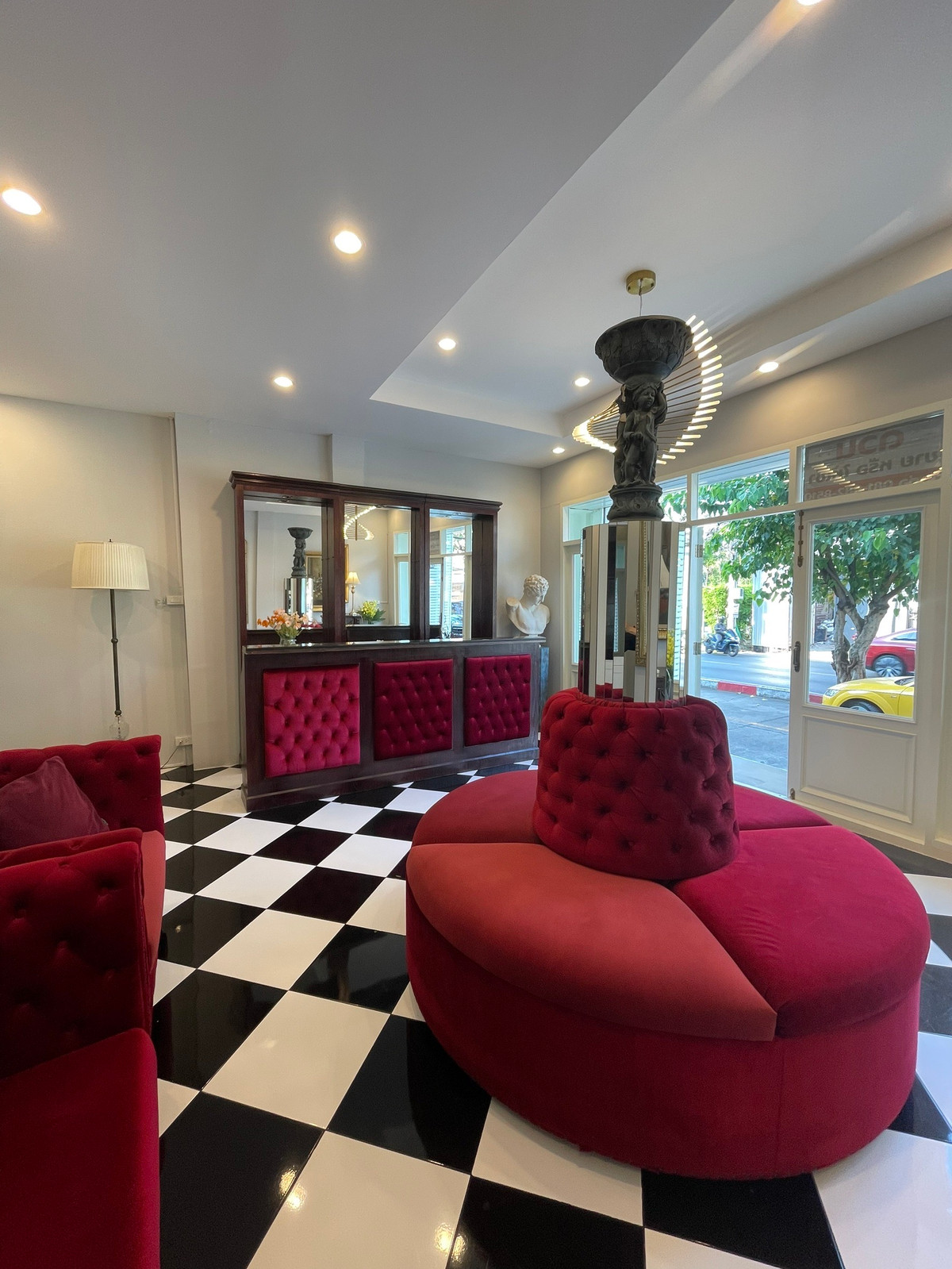 For RentShop HousePattanakan, Srinakarin : 3-story commercial building, potential location next to the main road, size 26 square meters, beautifully decorated, ready for use, suitable for entrepreneurs who want to open a business or use it as a home office. Can register a company.