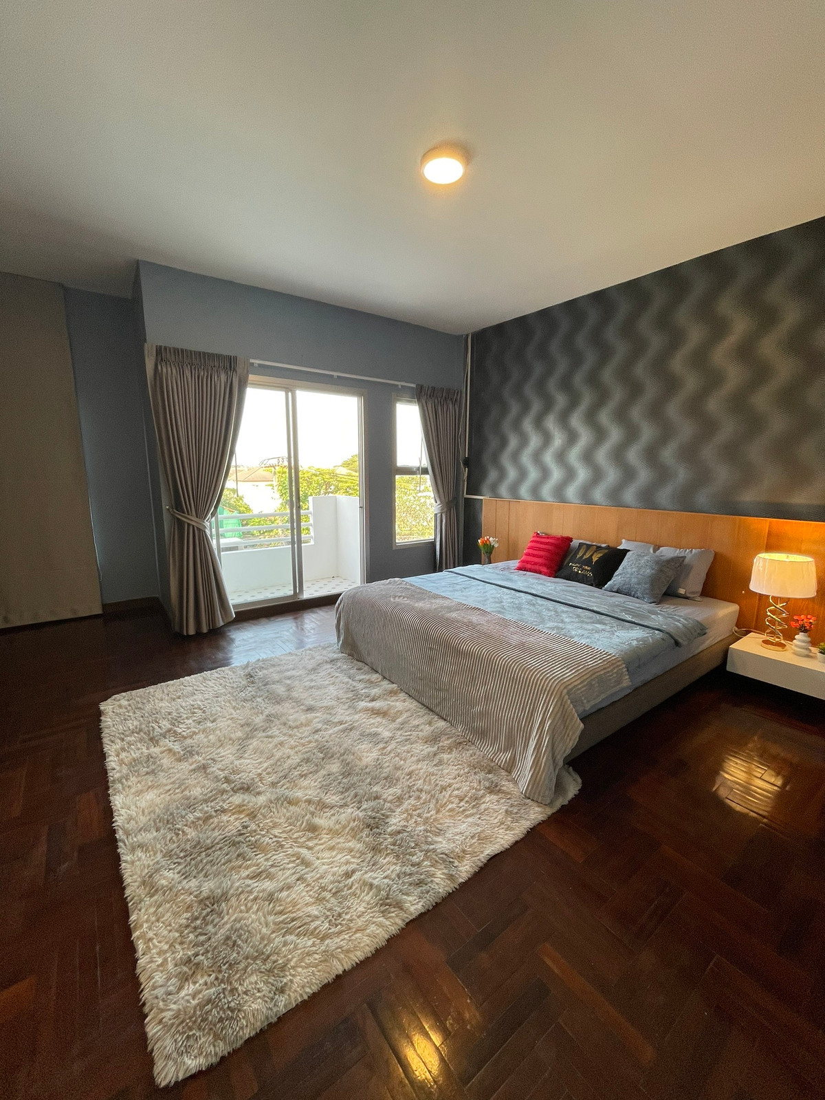 For RentShop HousePattanakan, Srinakarin : 3-story commercial building, potential location next to the main road, size 26 square meters, beautifully decorated, ready for use, suitable for entrepreneurs who want to open a business or use it as a home office. Can register a company.