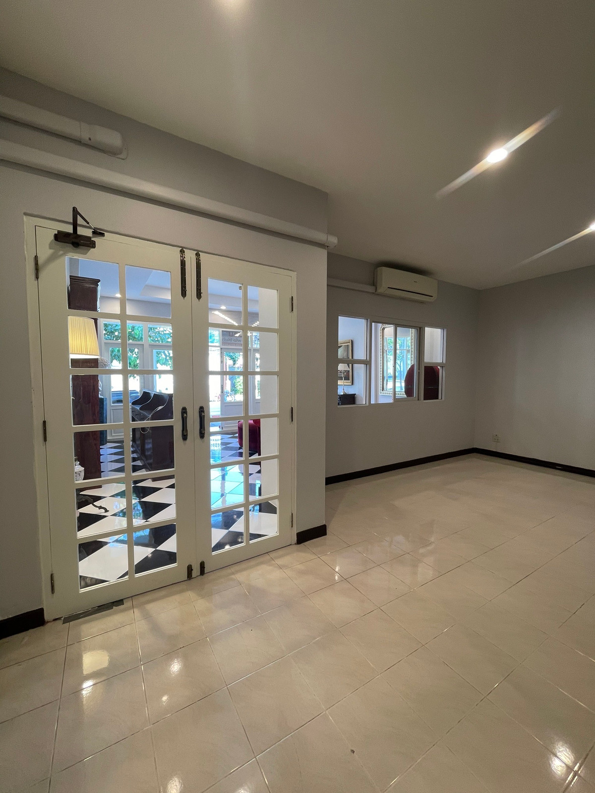 For RentShop HousePattanakan, Srinakarin : 3-story commercial building, potential location next to the main road, size 26 square meters, beautifully decorated, ready for use, suitable for entrepreneurs who want to open a business or use it as a home office. Can register a company.